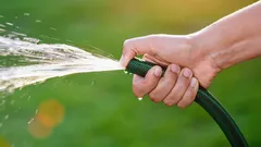 Mehr Druck im Gartenschlauch ohne Sanitärinstallateur: einfache Lösungen