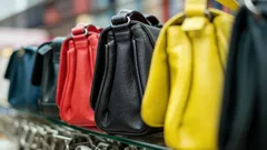 Vergessen Sie schwarze Taschen: Diese Farbe wird zum wichtigsten Trend im Frühjahr 2026