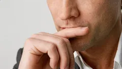 Psychologen: Was bedeutet es, wenn sich jemand beim Sprechen den Mund zuhält?