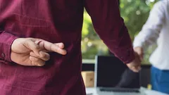 Der todsichere Trick eines Psychologen: So entlarven Sie einen Lügner in 10 Sekunden