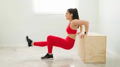 Flacher Bauch ohne Matte und Gym: Diese 2 Übungen auf dem Stuhl aktivieren die Bauchmuskeln