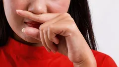 Psychologen: Was bedeutet es, wenn sich jemand während des Gesprächs an die Nase fasst?